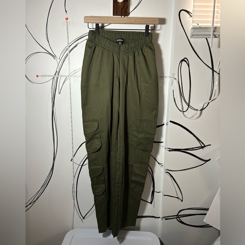 NEW Pretty Little Things Low Rise V-Hem Cargo Military Green Khaki Women’s US 4